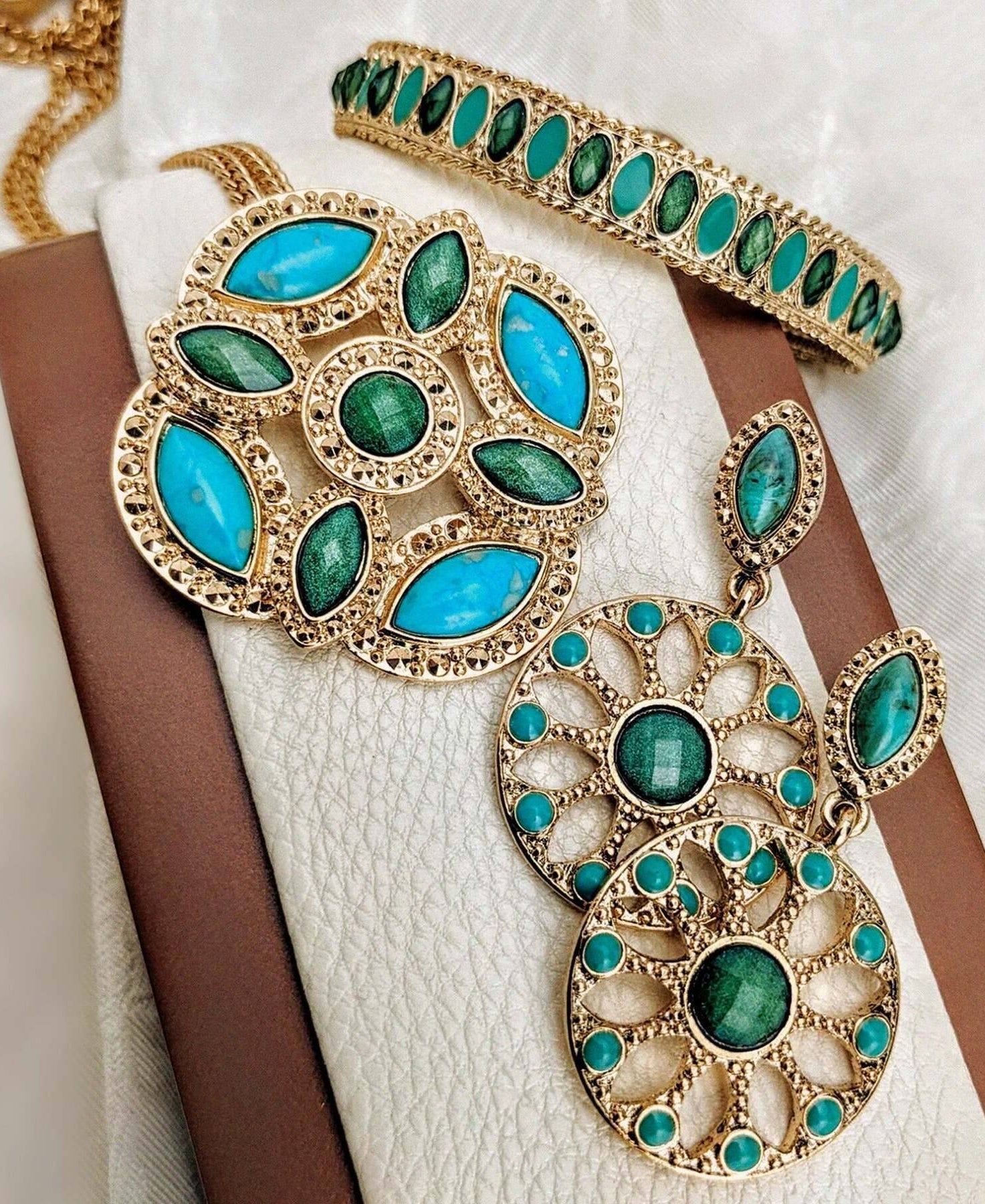 1928 Jewelry Oasis Green & Turquoise Stone Large Pendant Necklace 28"