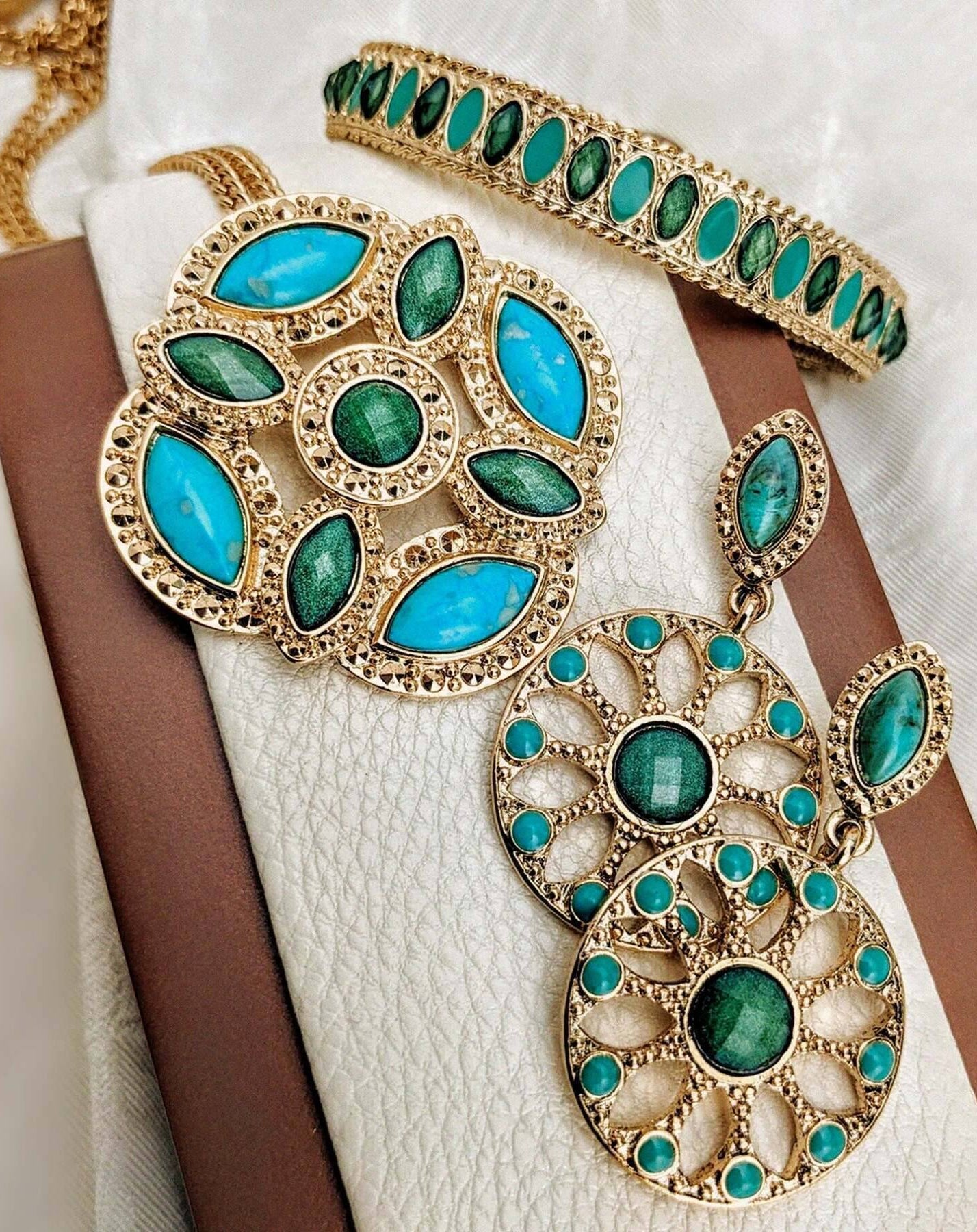 1928 Jewelry Oasis Green & Turquoise Stone Large Pendant Necklace 28"
