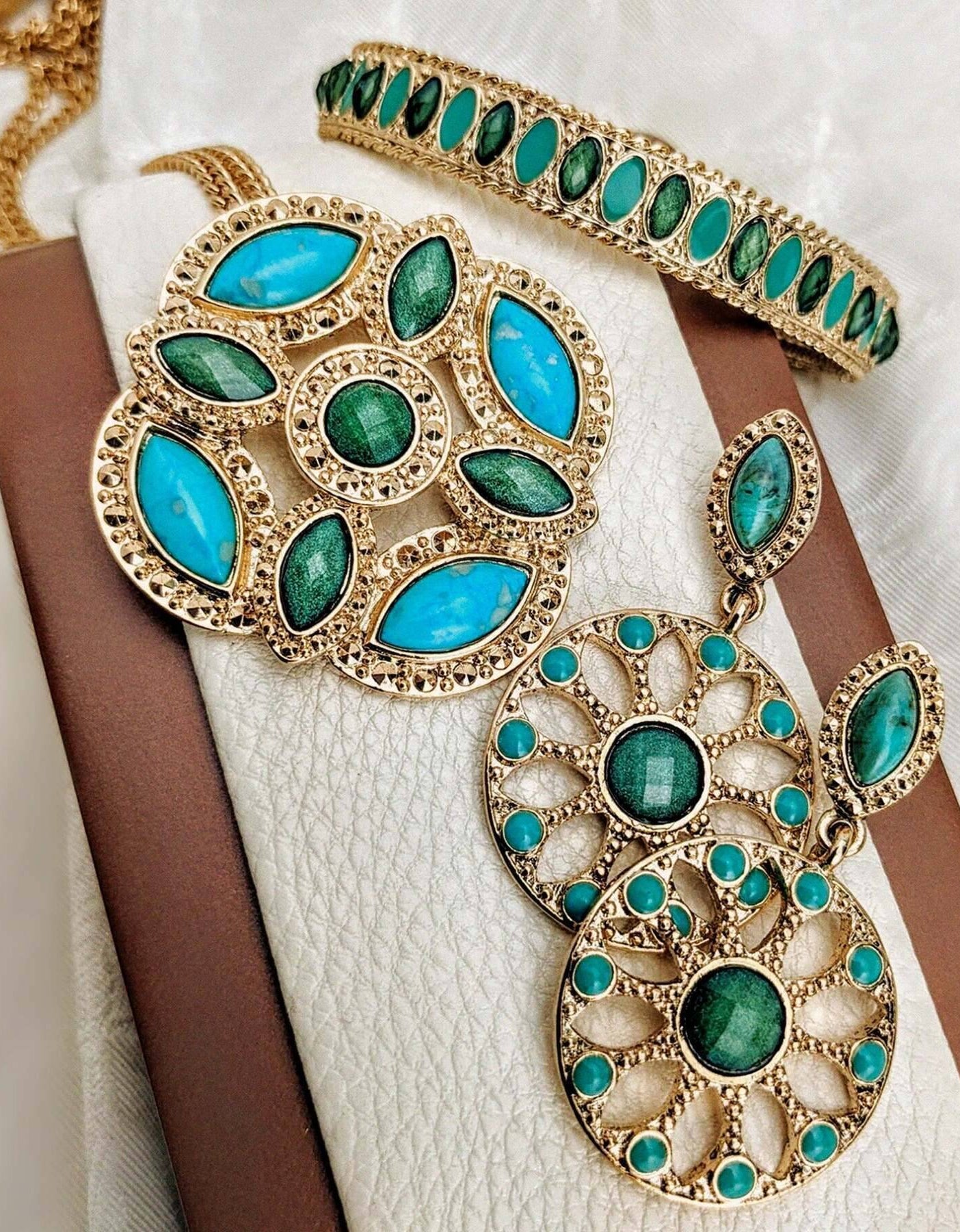 1928 Jewelry Oasis Green & Turquoise Stone Large Pendant Necklace 28"