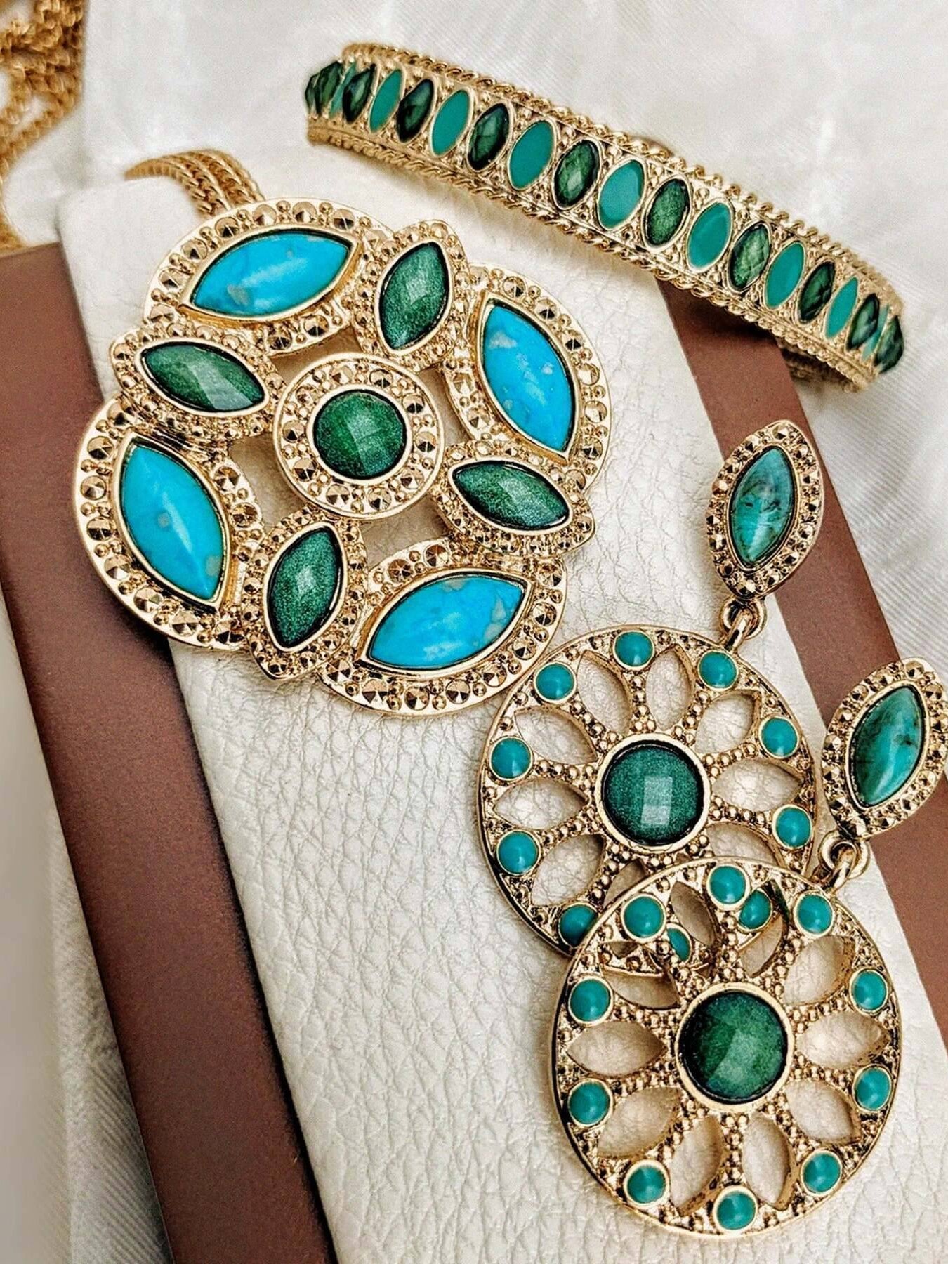 1928 Jewelry Oasis Green & Turquoise Stone Large Pendant Necklace 28"