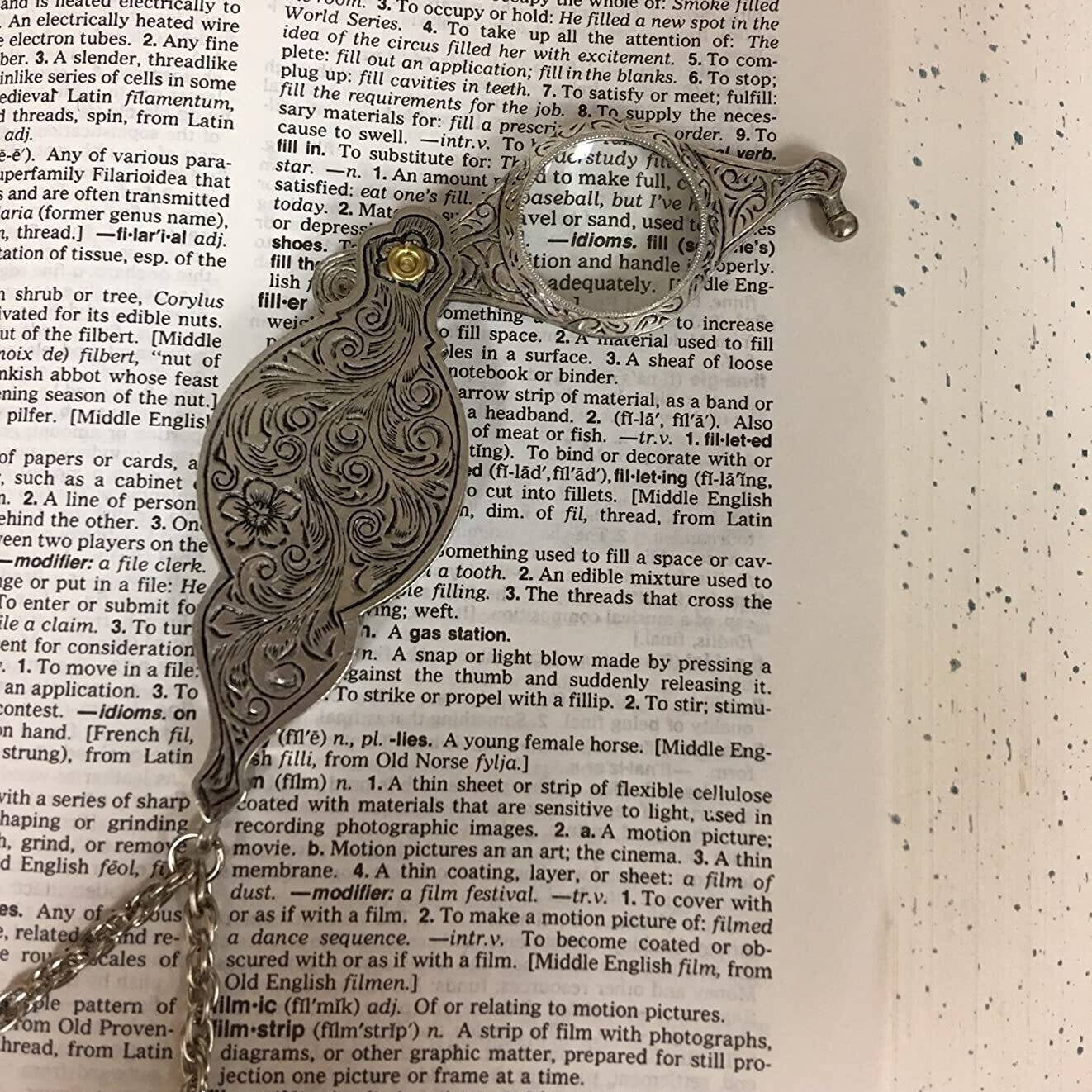 1928 Jewelry Antiqued Pewter Fold Out Magnifying Glass Necklace 30" - Magnification Power: 6-7X