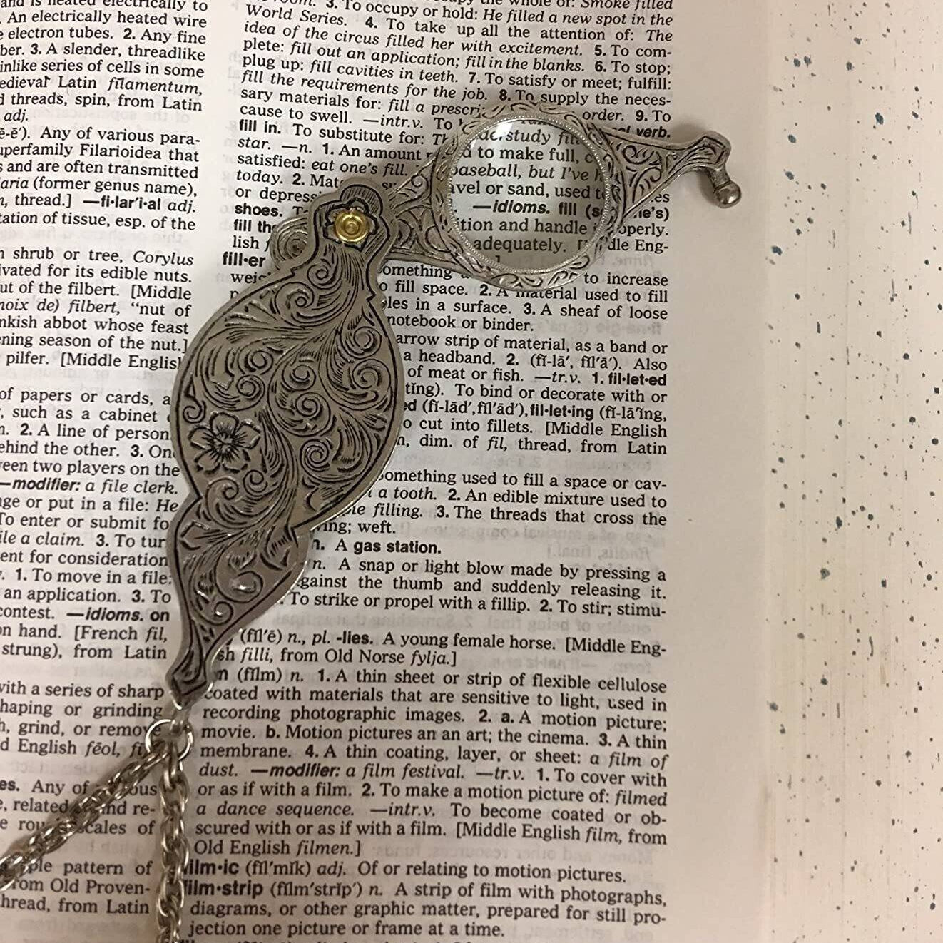 1928 Jewelry Antiqued Pewter Fold Out Magnifying Glass Necklace 30" - Magnification Power: 6-7X