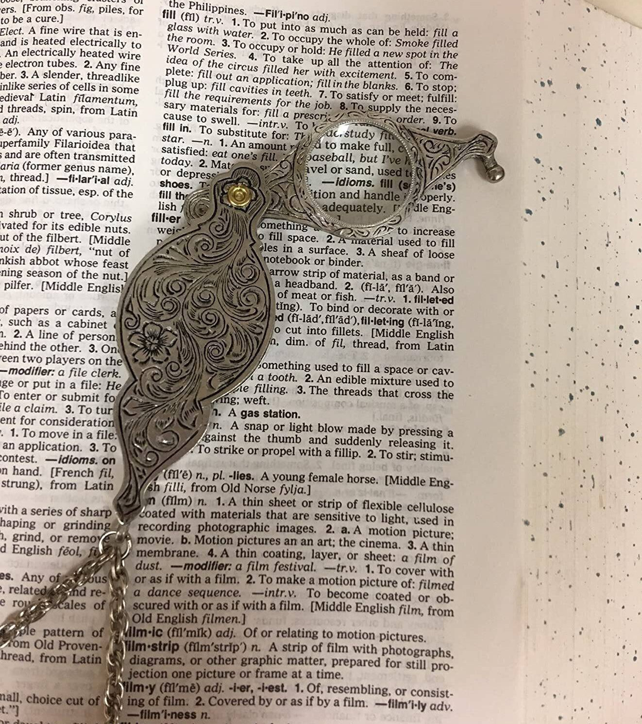 1928 Jewelry Antiqued Pewter Fold Out Magnifying Glass Necklace 30" - Magnification Power: 6-7X