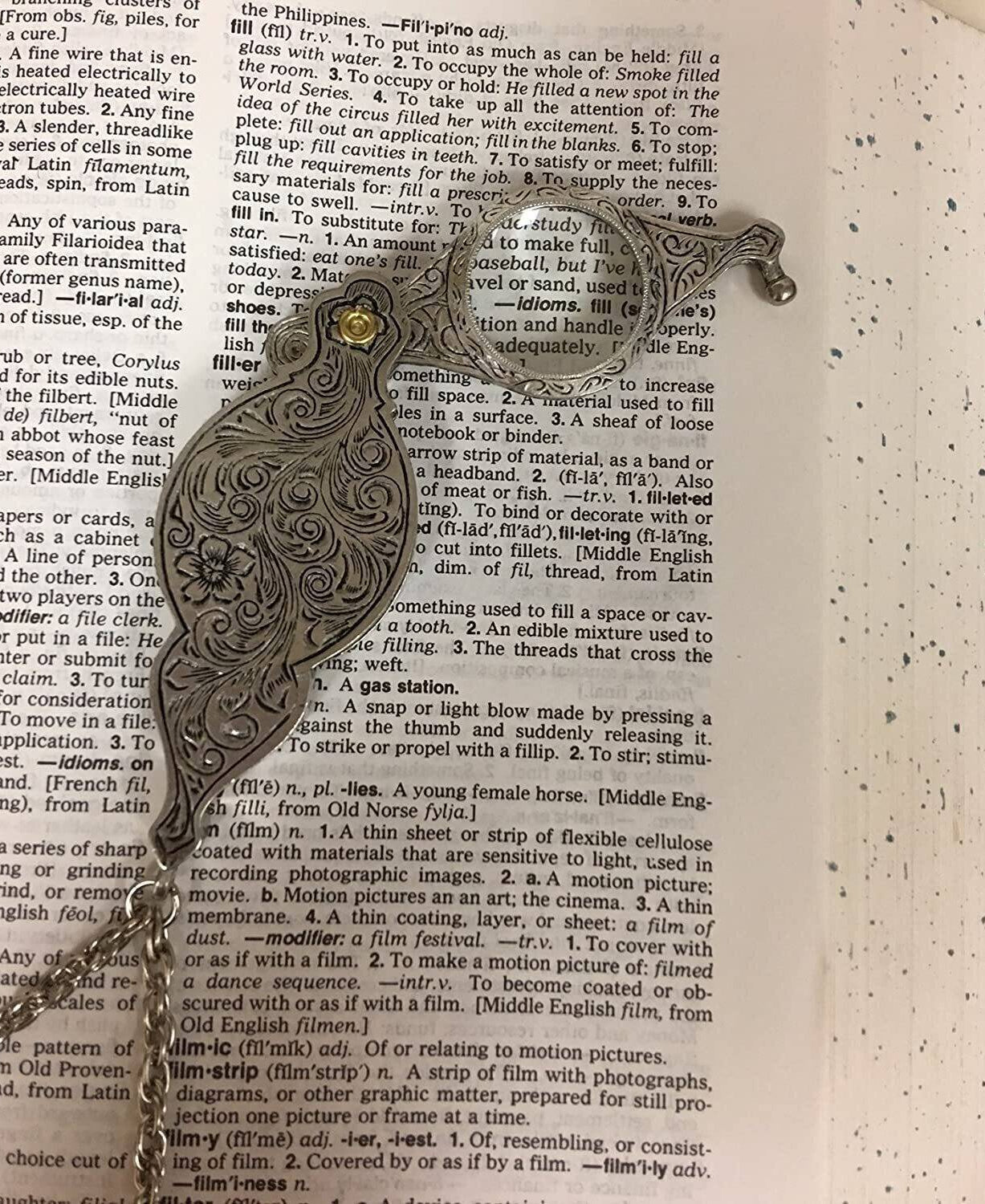 1928 Jewelry Antiqued Pewter Fold Out Magnifying Glass Necklace 30" - Magnification Power: 6-7X