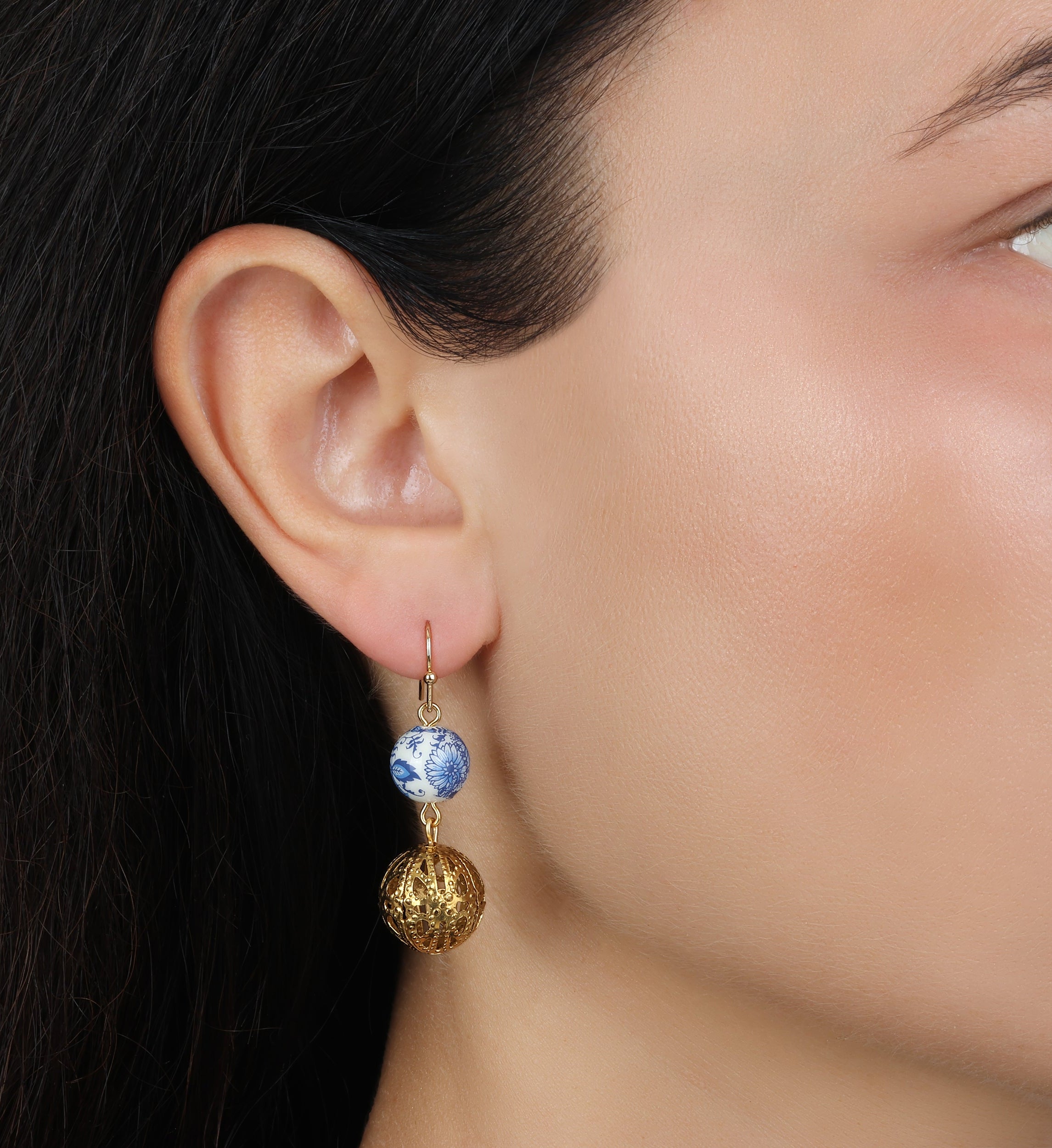 1928 Jewelry Blue Willow Round Gold Filigree Dangling Earrings