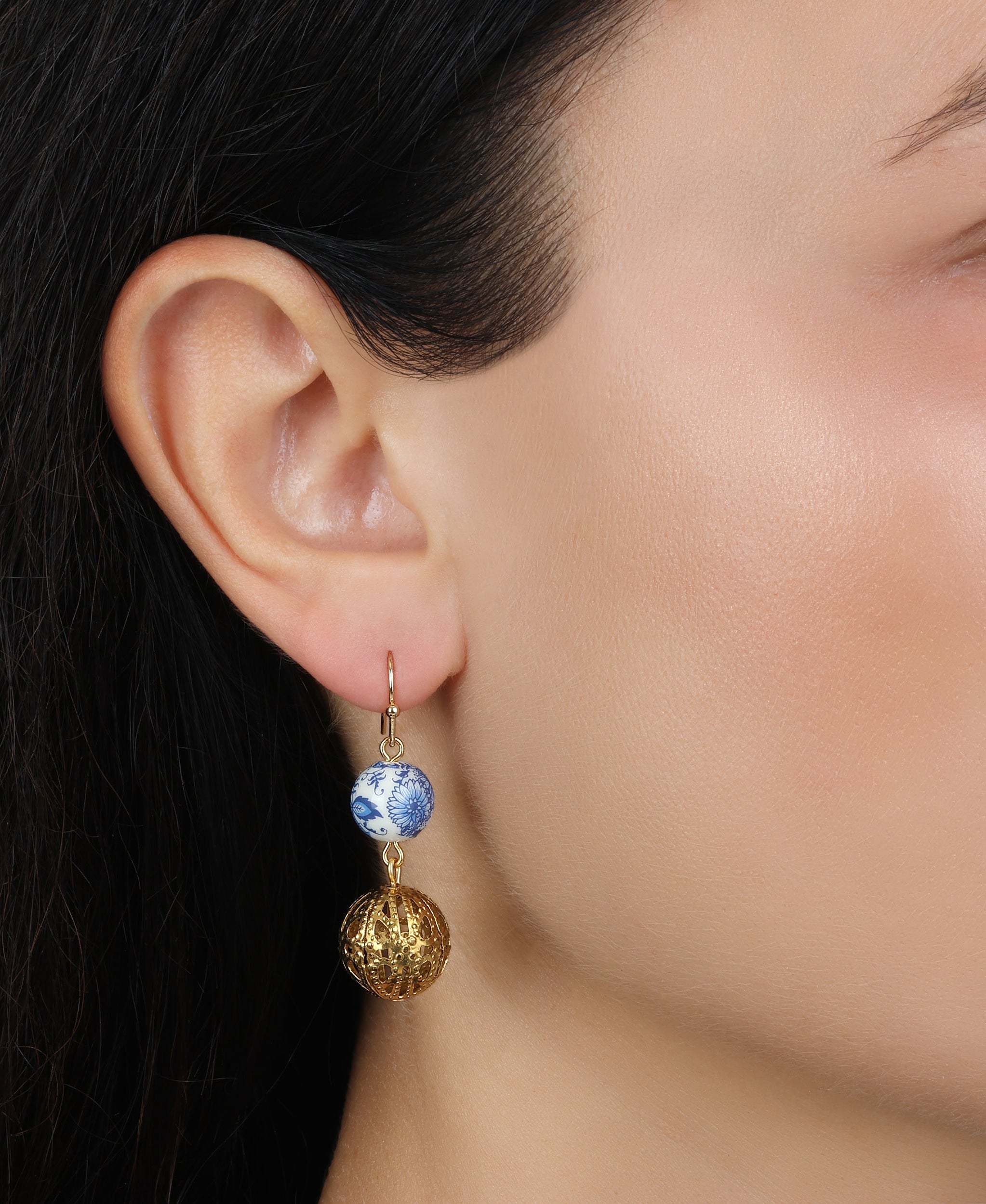 1928 Jewelry Blue Willow Round Gold Filigree Dangling Earrings