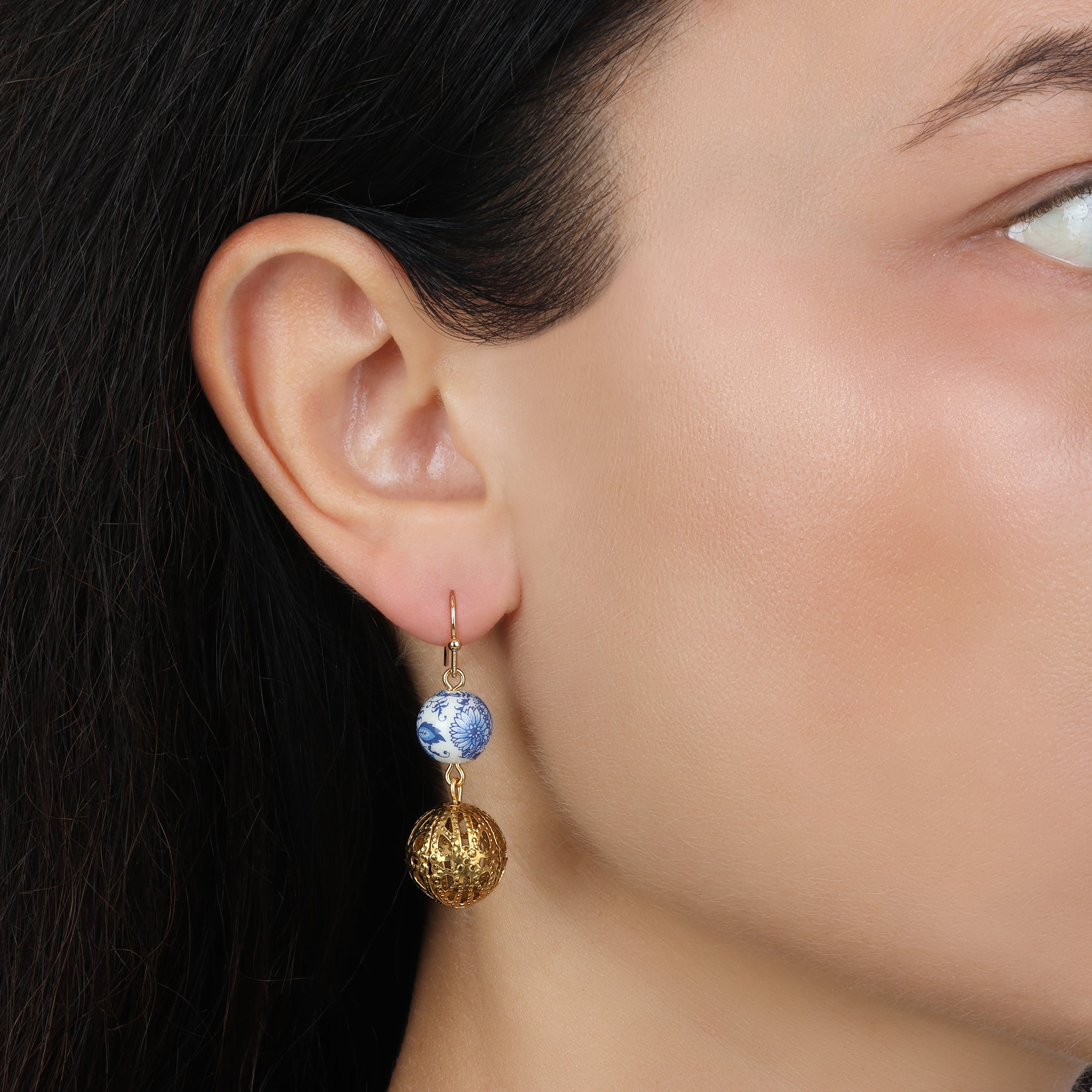 1928 Jewelry Blue Willow Round Gold Filigree Dangling Earrings