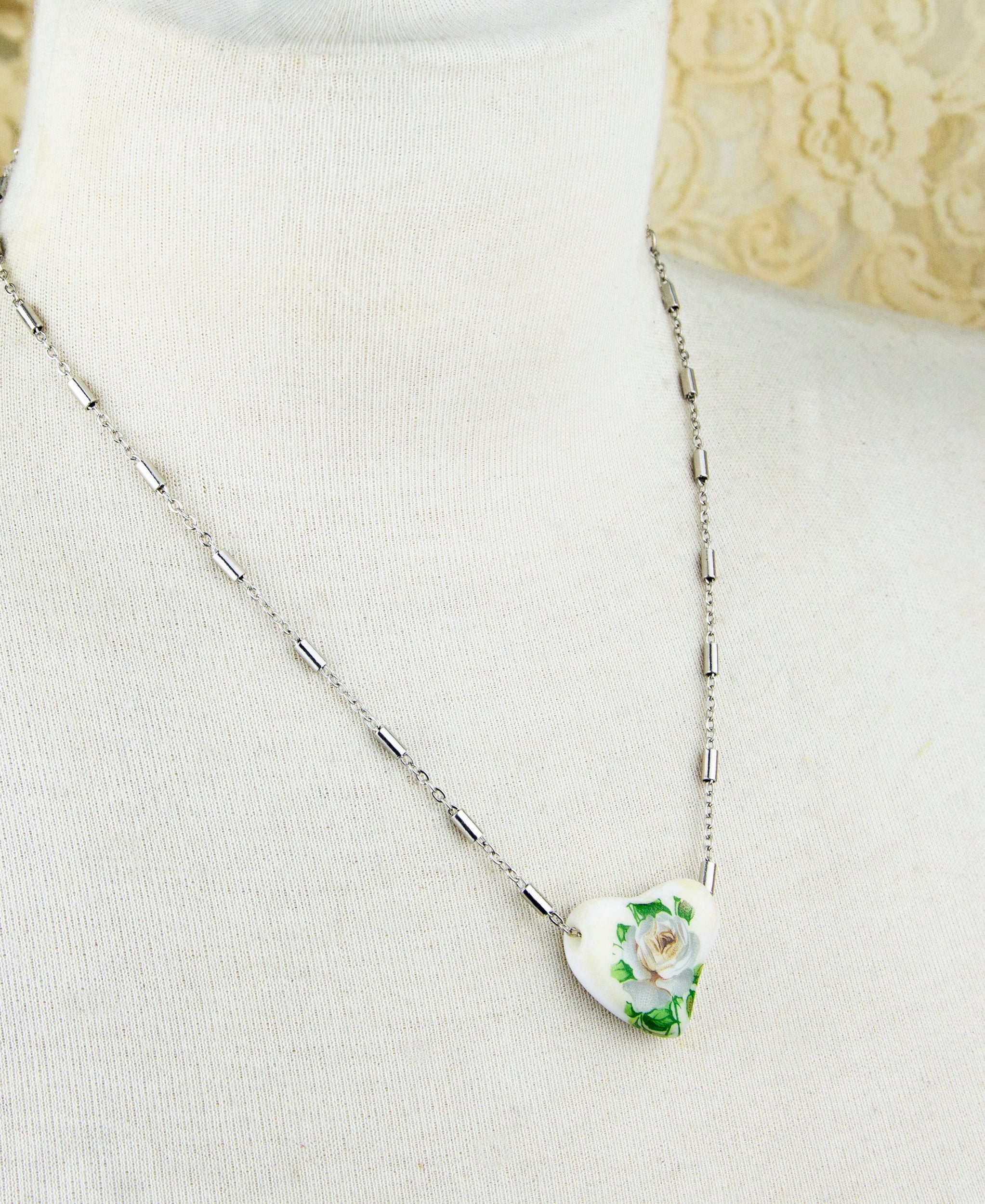 1928 Jewelry 85' Porcelain Heart & Rose Pendant Necklace 15" + 3" Extension