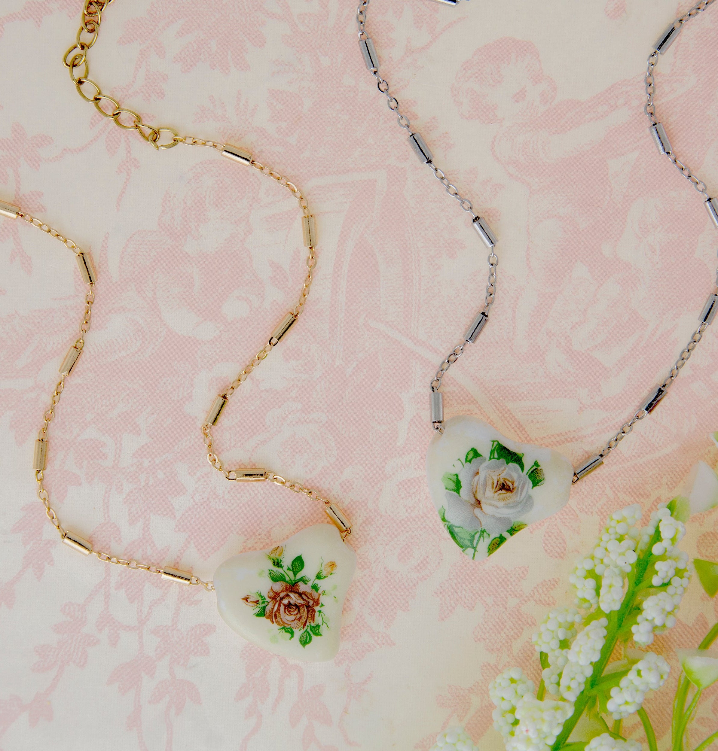 1928 Jewelry 85' Porcelain Heart & Rose Pendant Necklace 15" + 3" Extension