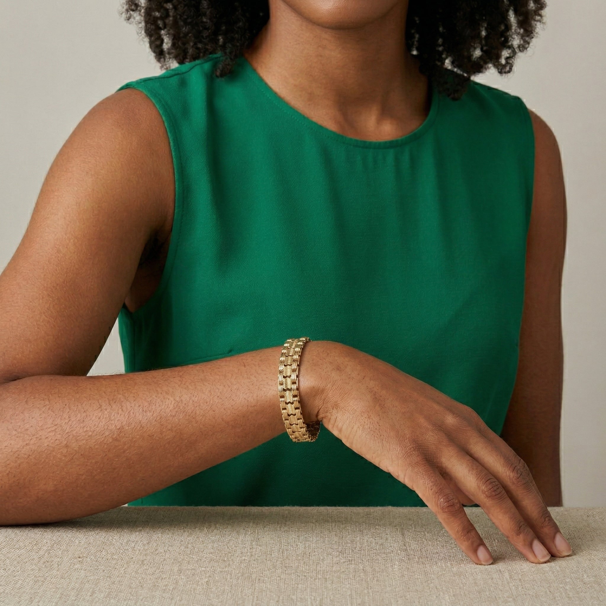 Person wearing a green sleeveless top and a Classic Swag Chain Bracelet