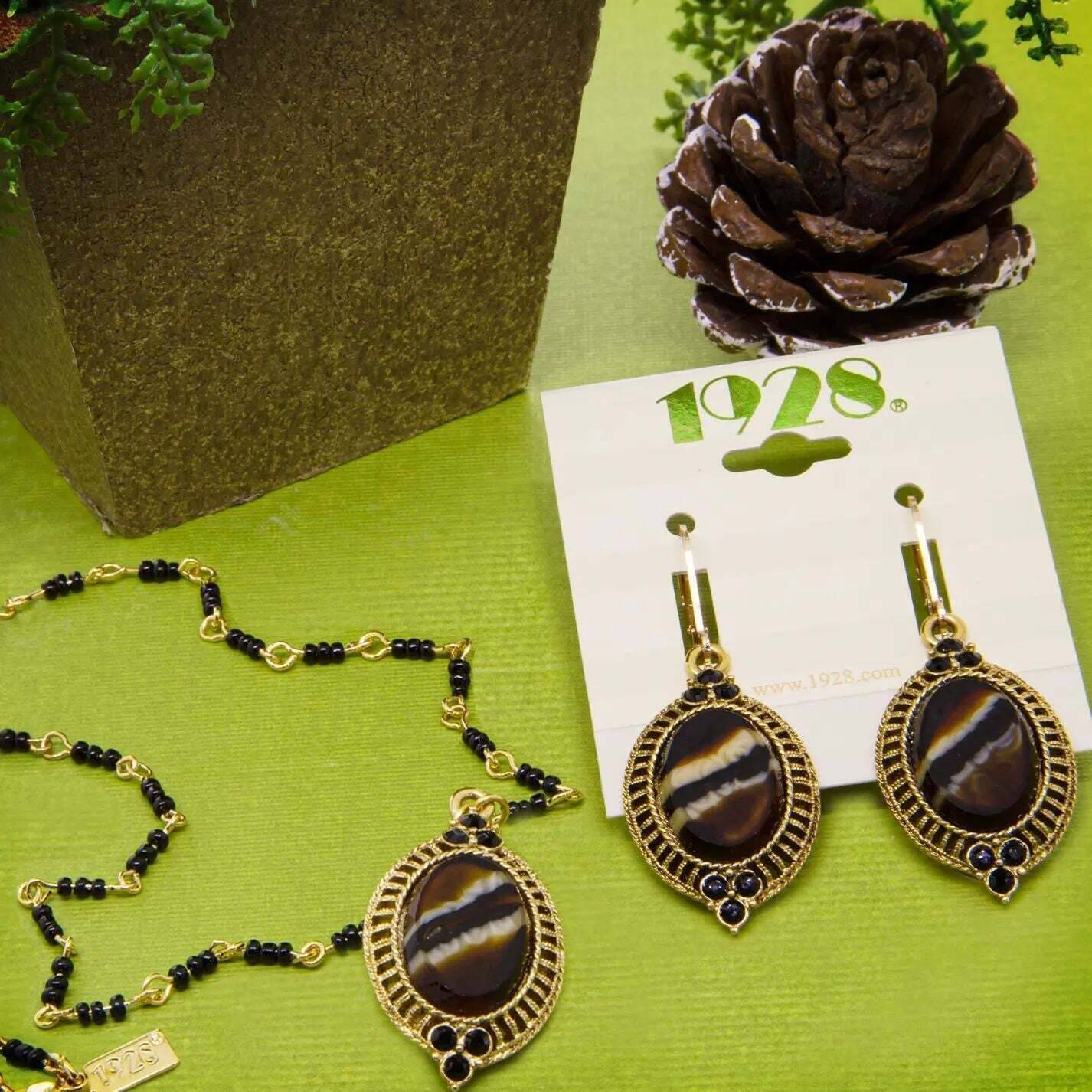 1928 Jewelry Tigers Eye Glass Stone Pendant Necklace 16"