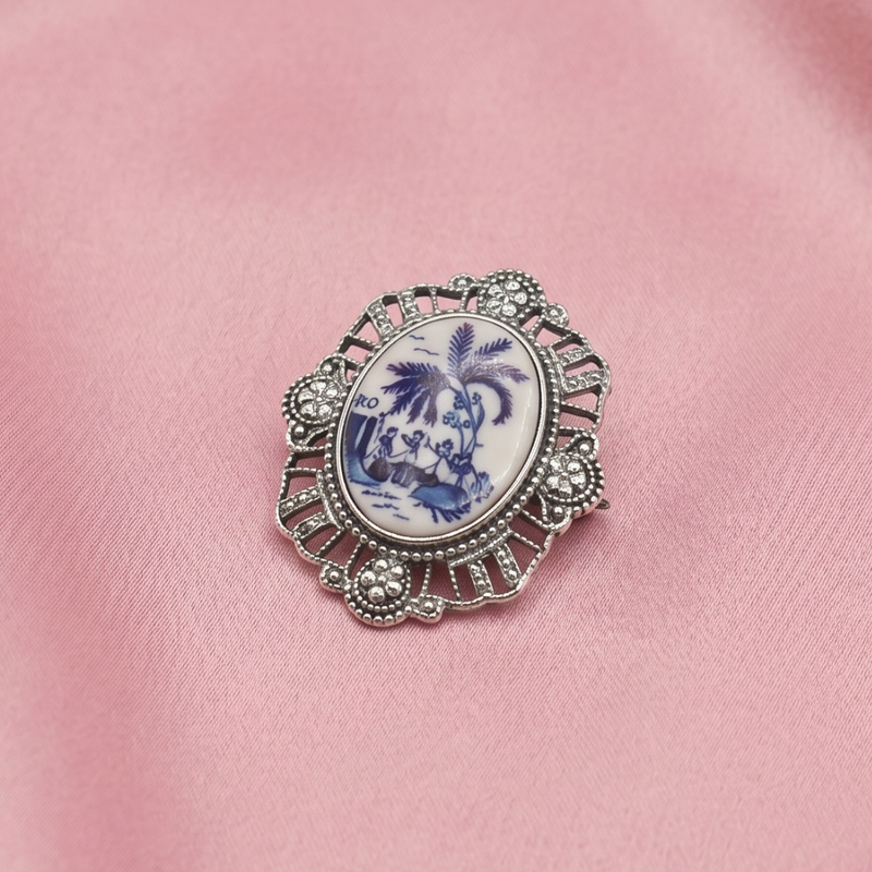 Blue Willow design brooch with silver tone metal framework